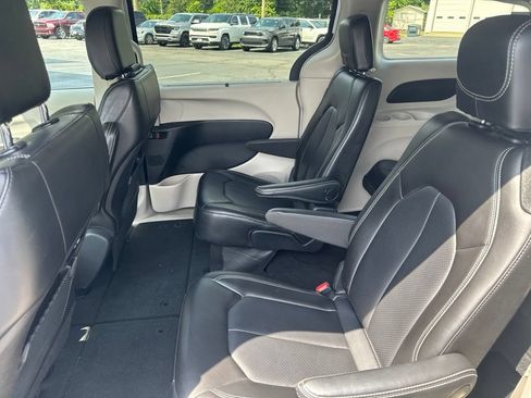 Used 2024 Chrysler Pacifica Touring-L FWD image 10