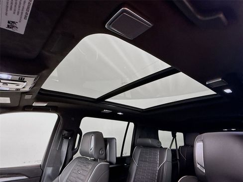 Used 2025 Cadillac Escalade ESV V AWD/4WD image 16