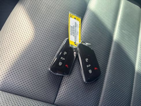 Used 2024 Volkswagen Golf R AWD/4WD image 24