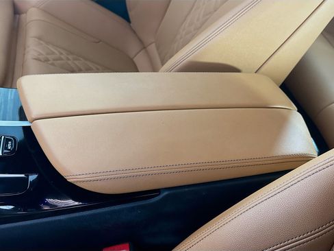 Used 2023 BMW 530e w/ Premium Package image 18