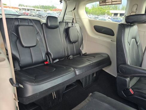 Used 2024 Chrysler Pacifica Touring-L FWD image 7
