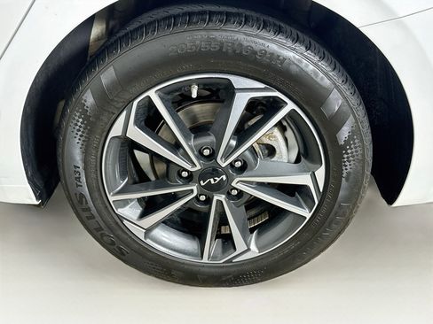 Used 2024 Kia Forte LXS w/ LXS Technology Package FWD image 11