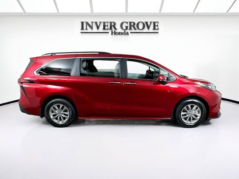 Used 2025 Toyota Sienna XLE w/ XLE Plus Package AWD/4WD image 4
