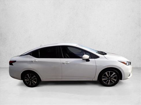 Used 2022 Nissan Versa SV image 5