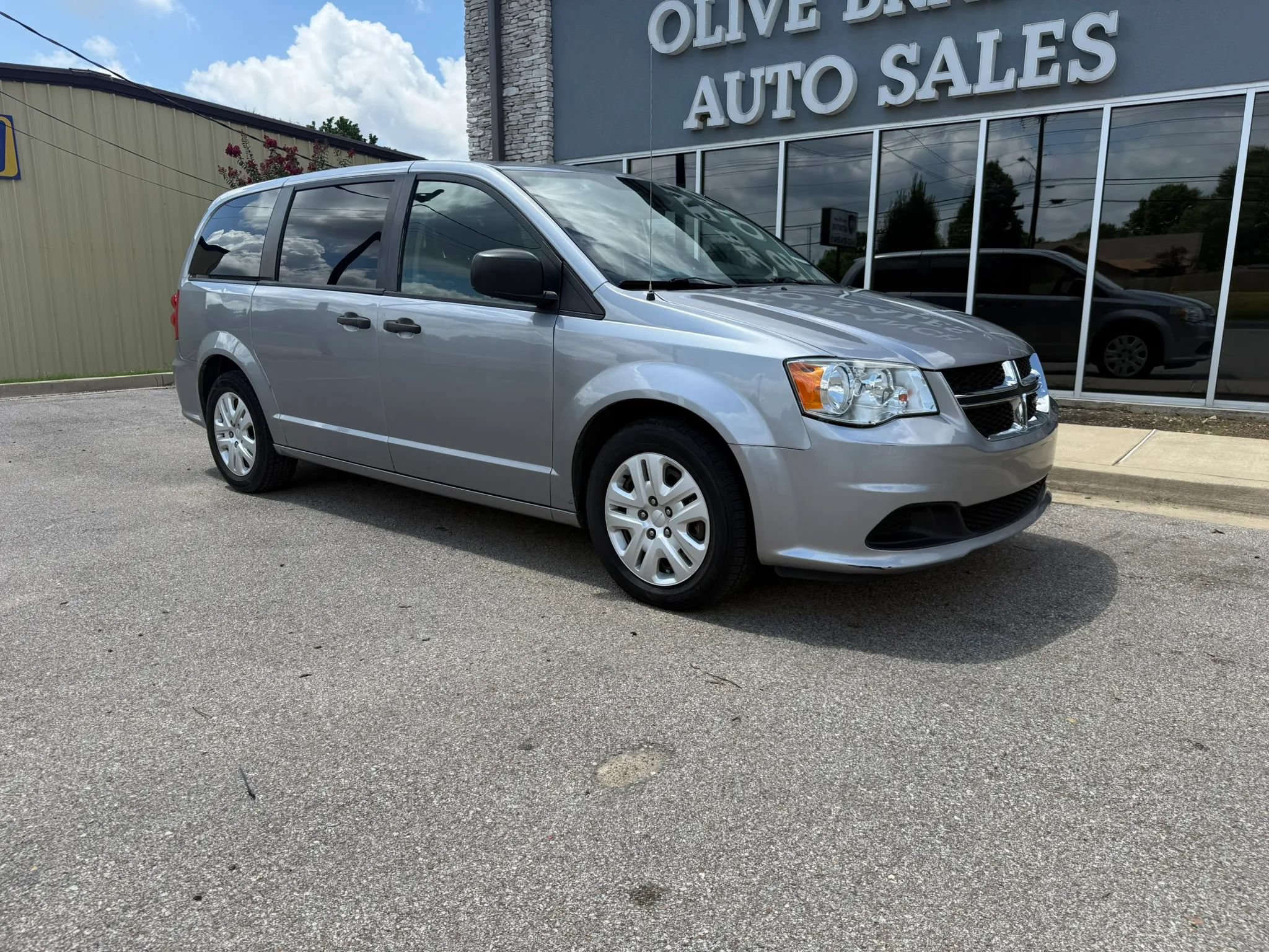 Used 2019 Dodge Grand Caravan SE FWD image 2
