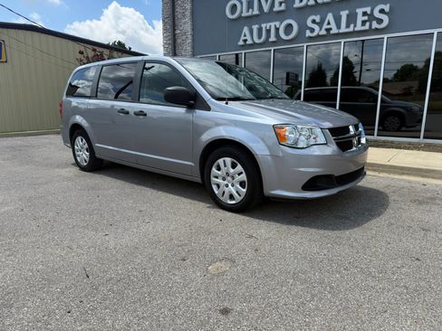 Used 2019 Dodge Grand Caravan SE FWD image 2