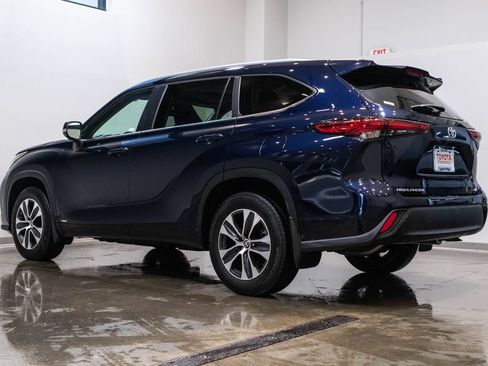 Used 2023 Toyota Highlander XLE AWD/4WD image 7