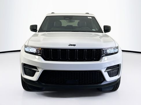 Used 2023 Jeep Grand Cherokee Altitude RWD image 2