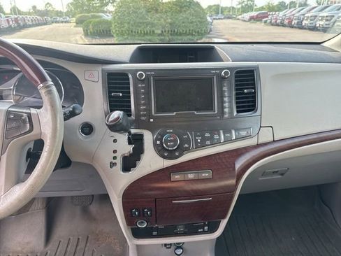 Used 2013 Toyota Sienna Limited w/ Premium Pkg FWD image 18