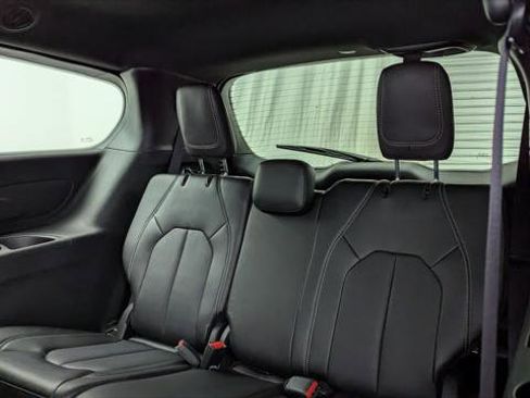 Used 2026 Chrysler Pacifica Select image 17