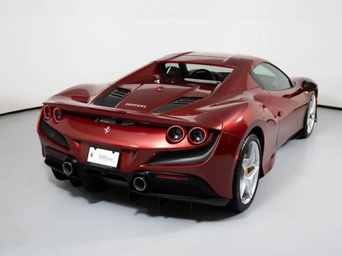 Used 2023 Ferrari F8 Spider image 19