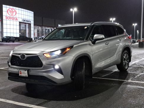 Certified 2021 Toyota Highlander XLE image 3