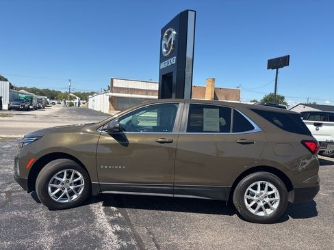 Used 2023 Chevrolet Equinox LT w/ Driver Convenience Package image 2