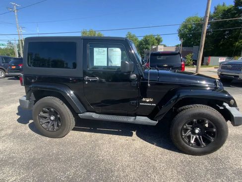 Used 2016 Jeep Wrangler Sahara w/ Connectivity Group AWD/4WD image 9