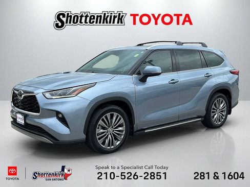 Used 2022 Toyota Highlander Platinum FWD image 1