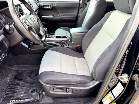 Used 2021 Toyota Tacoma TRD Sport w/ Technology Package image 11