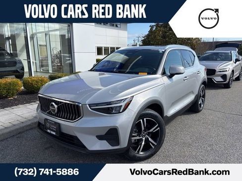 Certified 2025 Volvo XC40 B5 Core AWD/4WD image 1