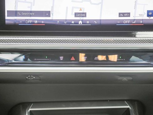 Used 2025 BMW 750e xDrive w/ Premium Package image 10