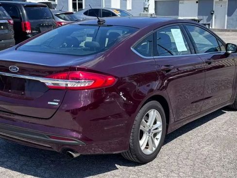 Used 2018 Ford Fusion SE w/ Fusion SE Technology Package FWD image 5