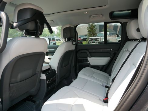 New 2025 Land Rover Defender 110 X-Dynamic SE image 6