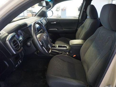 Used 2017 Toyota Tacoma TRD Off-Road AWD/4WD image 19