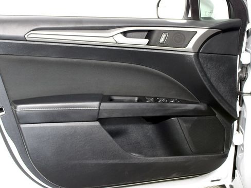 Used 2017 Ford Fusion SE w/ Fusion SE Technology Package FWD image 6