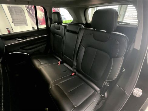 Used 2022 Jeep Grand Cherokee Limited image 24