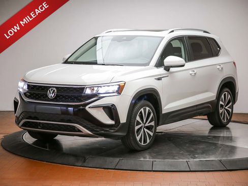 Used 2024 Volkswagen Taos SE w/ Panoramic Sunroof Package FWD image 1