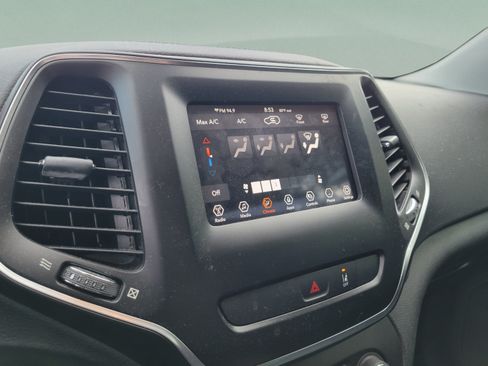 Used 2021 Jeep Cherokee Latitude FWD image 21