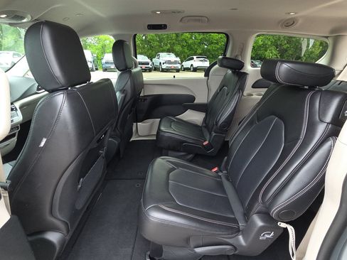 Used 2024 Chrysler Pacifica Touring-L FWD image 28