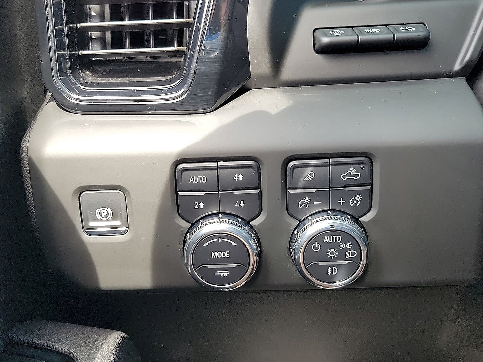 Used 2025 GMC Sierra 1500 AT4 w/ AT4 Premium Package AWD/4WD image 14