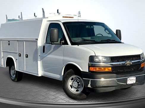 Used 2018 Chevrolet Express 3500 w/ Driver Convenience Package image 4