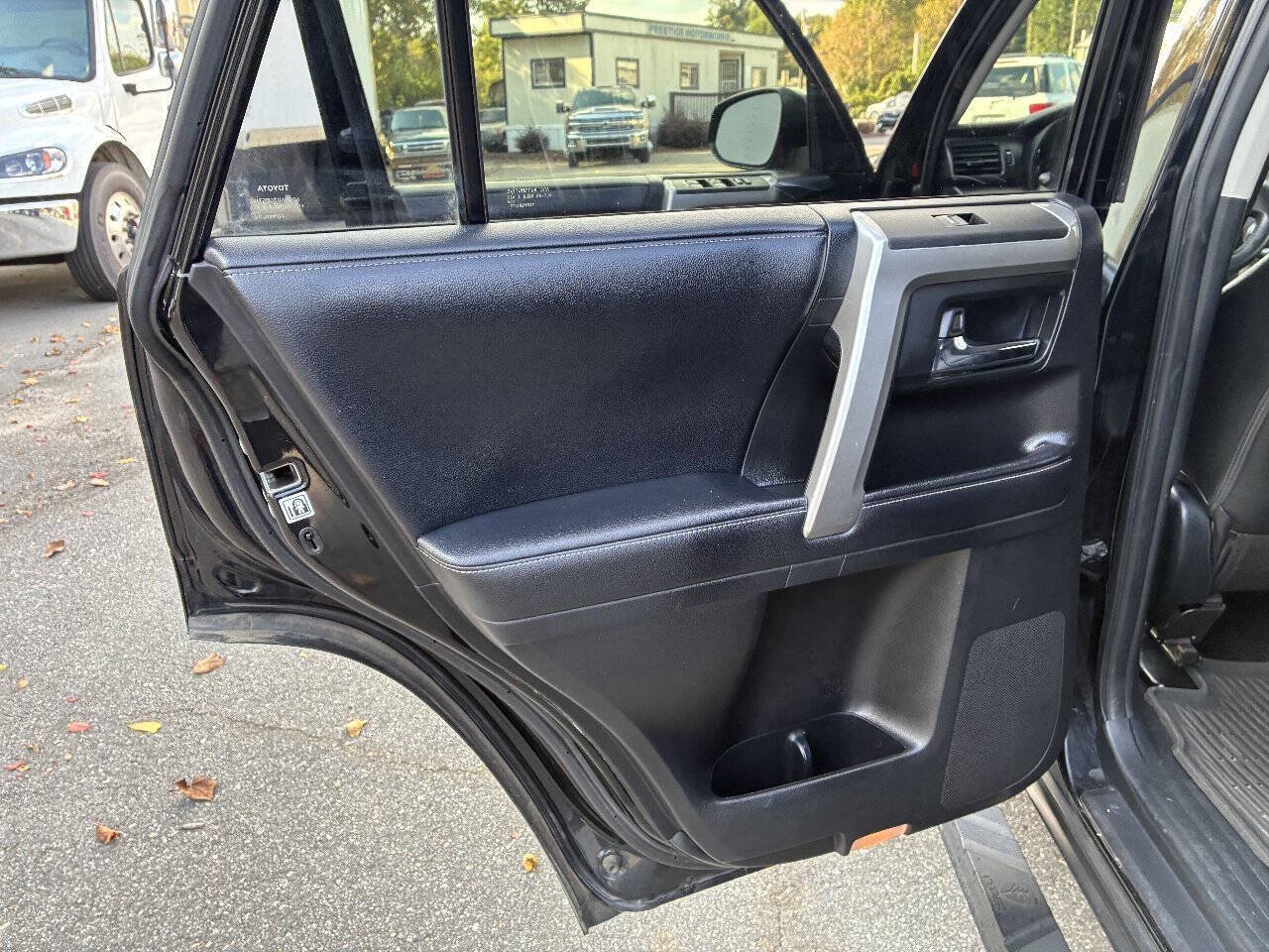 Used 2019 Toyota 4Runner SR5 AWD/4WD image 12