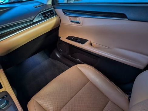 Used 2016 Lexus ES 350 w/ Premium Package w/Wood Trim FWD image 16