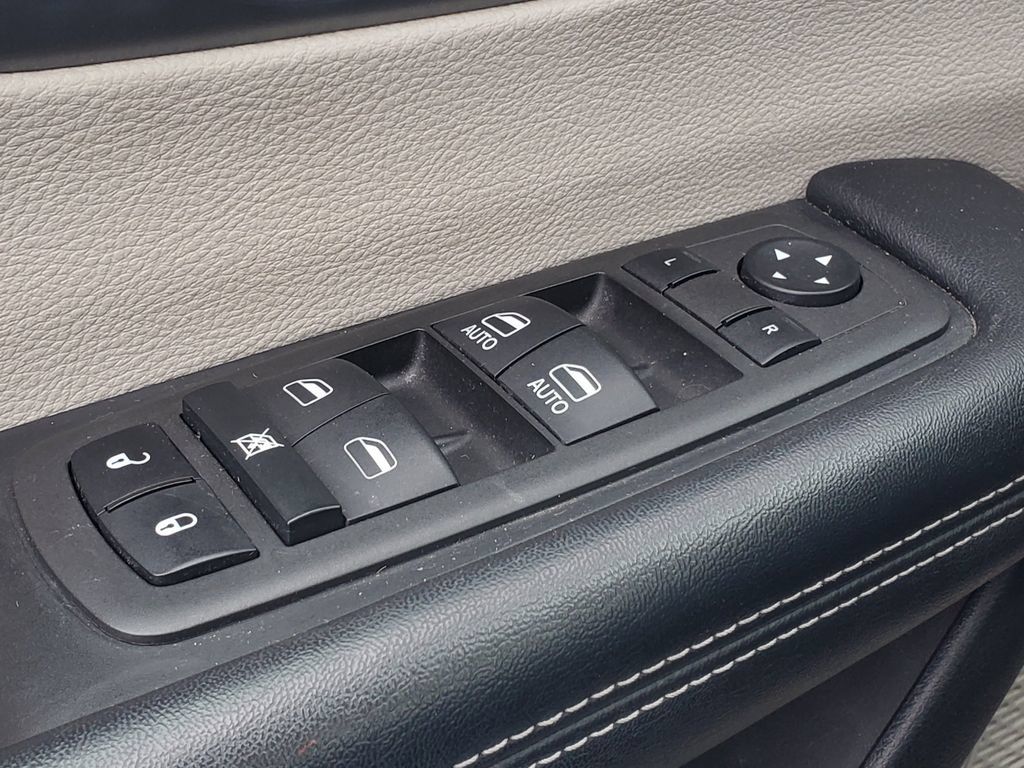 Used 2022 Chrysler Pacifica Touring-L FWD image 9