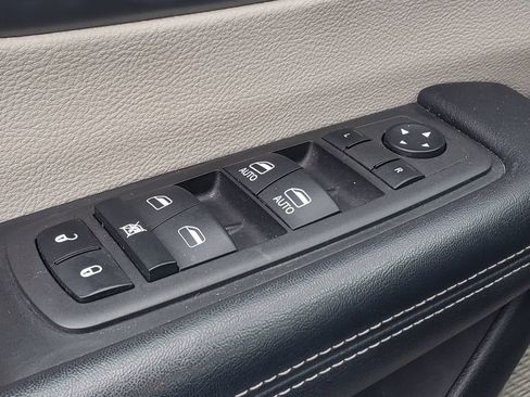 Used 2022 Chrysler Pacifica Touring-L FWD image 9