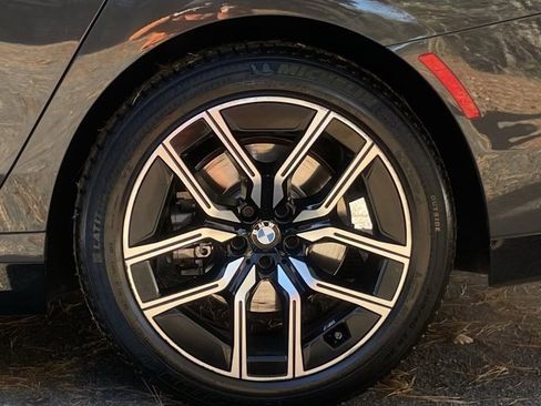 Used 2023 BMW 740i w/ Parking Assistance Package image 7