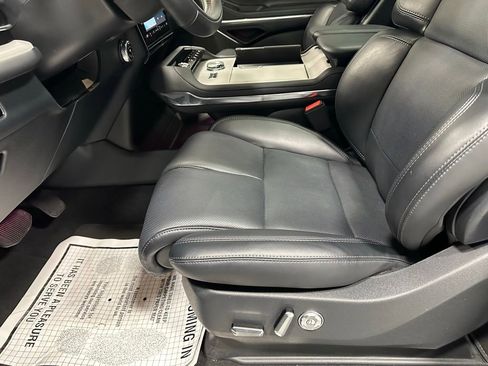 Used 2025 Lincoln Navigator Reserve image 14