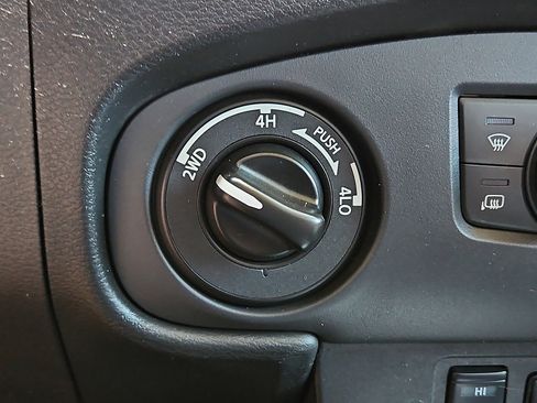 Used 2024 Nissan Frontier SV w/ SV Convenience Package image 12