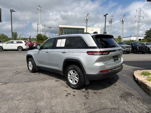 Used 2023 Jeep Grand Cherokee Laredo w/ Luxury Tech Group I AWD/4WD image 3