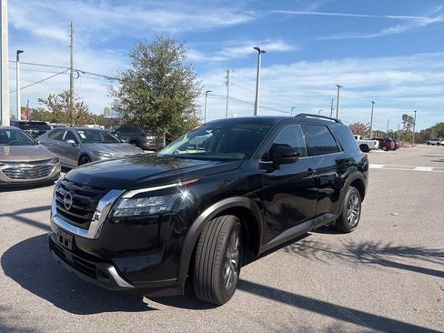 Used 2024 Nissan Pathfinder SV image 4