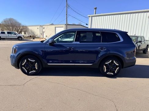 Used 2024 Kia Telluride EX w/ EX Captain's Chair Package image 6