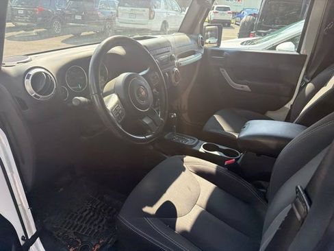 Used 2017 Jeep Wrangler Sahara AWD/4WD image 7