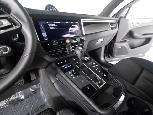 Certified 2026 Porsche Macan Turbo AWD/4WD image 28
