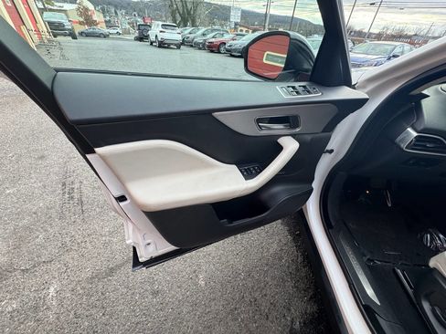 Used 2017 Jaguar F-PACE Prestige image 30