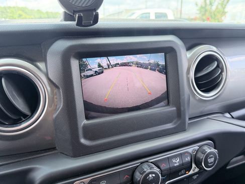 Used 2020 Jeep Wrangler Unlimited Sahara AWD/4WD image 19