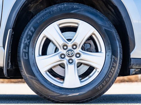 Used 2024 Toyota Highlander LE image 9