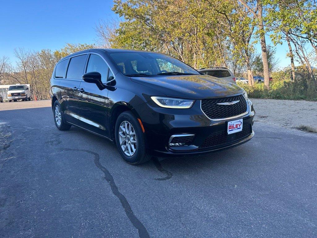 Used 2024 Chrysler Pacifica Touring-L FWD image 4