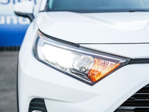 Used 2020 Toyota RAV4 XLE Premium image 4