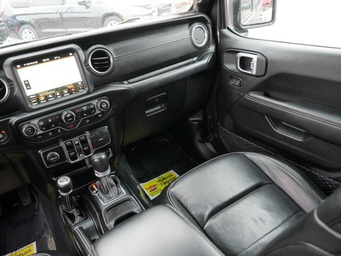 Used 2020 Jeep Wrangler Unlimited Sahara image 11